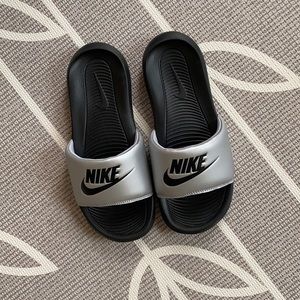 NWOT Size 6 Nike slip on sandals